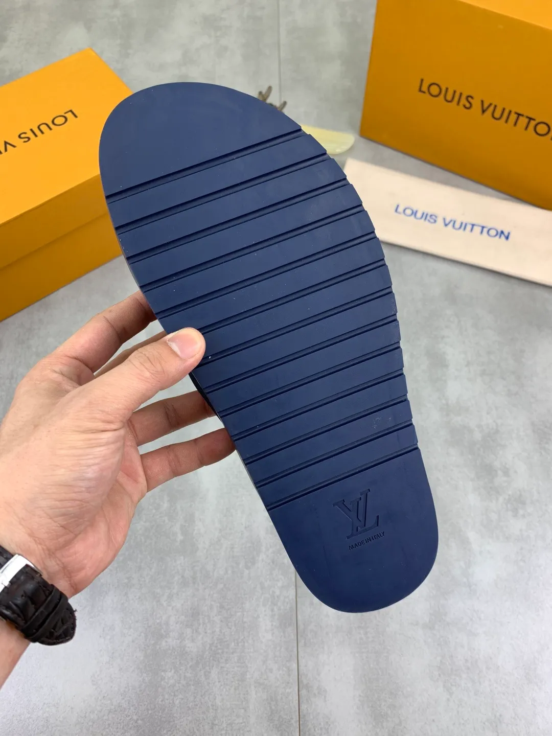 Men's shoes 💰P320 💰[New style]🆘 Original quality [LOUIS VUITTON] The popular Louis Vuitton LV men's slippers on the official website are on sale simultaneously! Original fabric imported from Italy, original factory special supply, code number: 38-44 (45 customized), many colors available